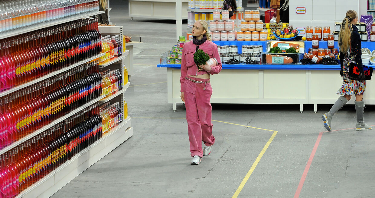 Desfile da Chanel recria ambiente de supermercado com corredores cheios de produtos