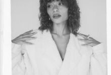 Casaco e saia, Béhen. Soutien, H&M. Joias, Tous.