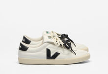 Panenka em branco com contrastes em preto, € 200, Veja x Magliano 