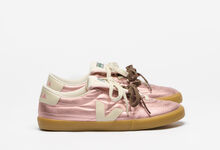 Panenka em rosa perolado, € 200, Veja x Magliano 