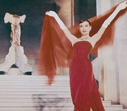 Audrey Hepburn posa na Galerie d'Apollon, celebrando o Ano Novo Chinês