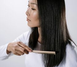 Óleo capilar viral promete crescimento rápido e resultados visíveis, popular nas redes sociais