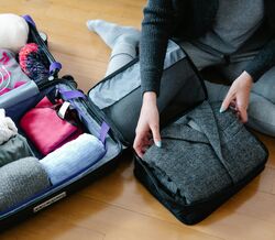 Mala organizada: viagem facilitada com roupas e acessórios arrumados