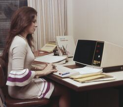 Mulher trabalha num computador Servus System 100, num escritório dos anos 70