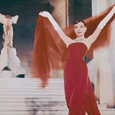 Audrey Hepburn posa na Galerie d'Apollon, celebrando o Ano Novo Chinês