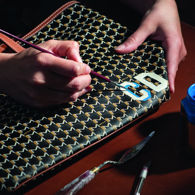 Demonstração de personalização por um artista da Moynat