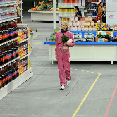 Desfile da Chanel recria ambiente de supermercado com corredores cheios de produtos