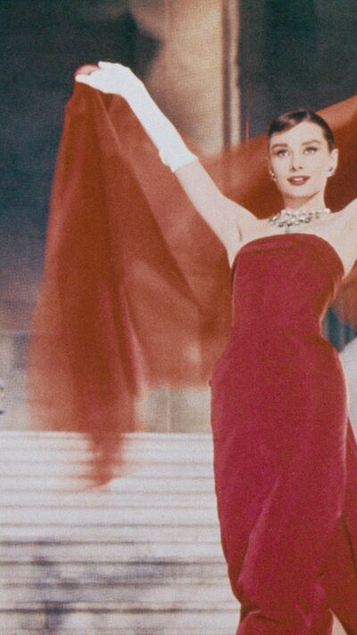 Audrey Hepburn posa na Galerie d'Apollon, celebrando o Ano Novo Chinês