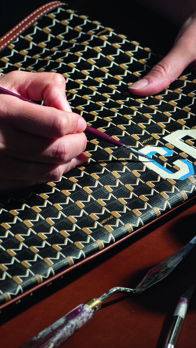 Demonstração de personalização por um artista da Moynat