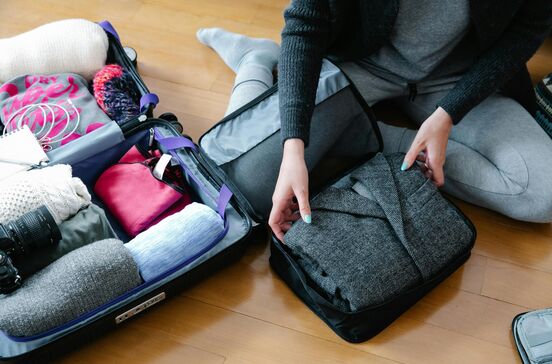 Mala organizada: viagem facilitada com roupas e acessórios arrumados