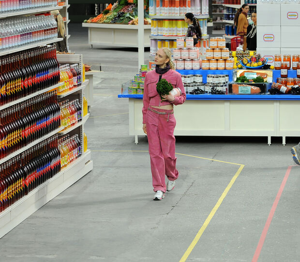 Desfile da Chanel recria ambiente de supermercado com corredores cheios de produtos