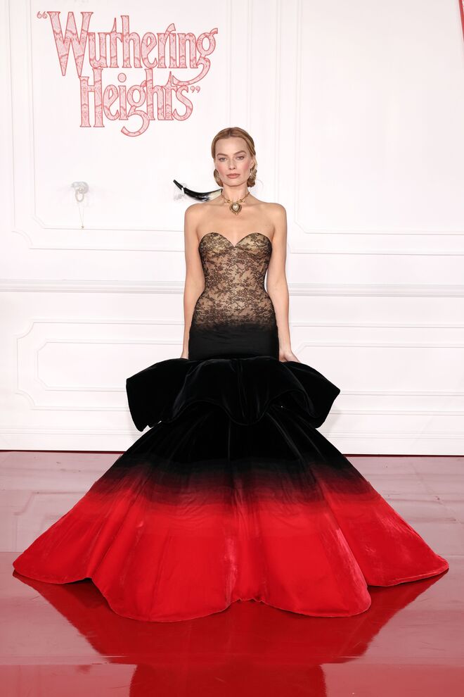 Margot Robbie em Schiaparelli Alta-Costura personalizada por Daniel Roseberry, com o lendário colar Taj Mahal de Elizabeth Taylor e a capa de "The Taming of the Shrew", complementados por brincos exclusivos de Lorraine Schwartz.