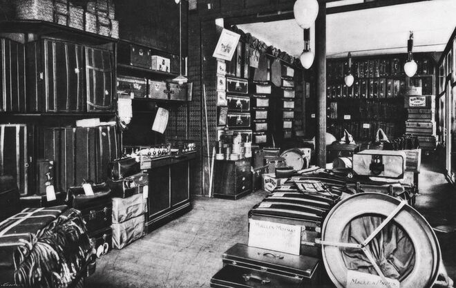O interior da boutique Moynat na Avenue de l’Opéra no início do séc. XX