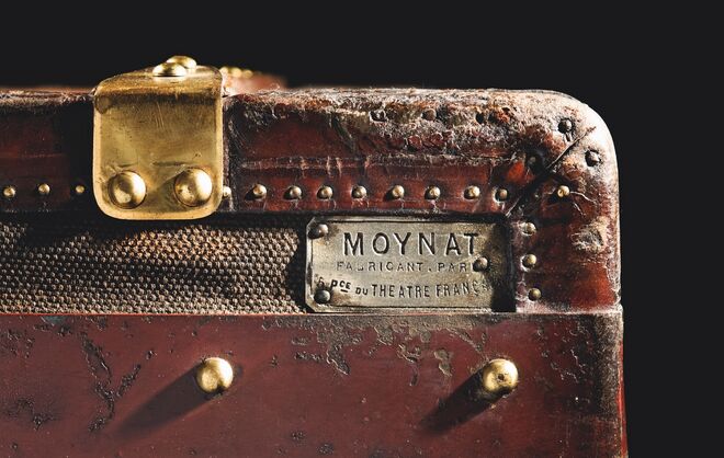  209 No início do século XX, os cantos dos baús Moynat eram reforçados com uma borda de couro cravejada e telhas de metal rebitadas