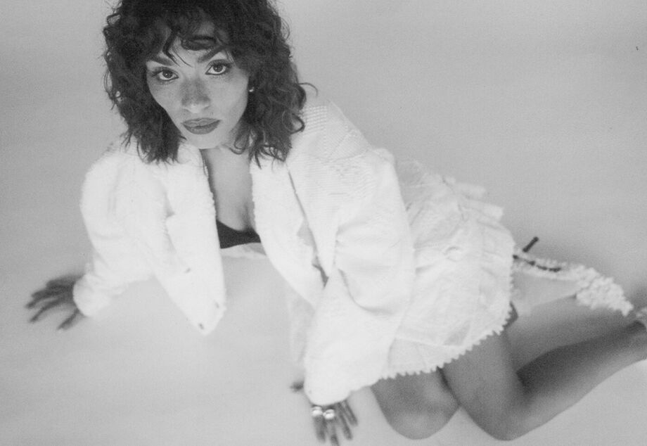 Casaco e saia, Béhen. Soutien, H&M. Joias, Tous.