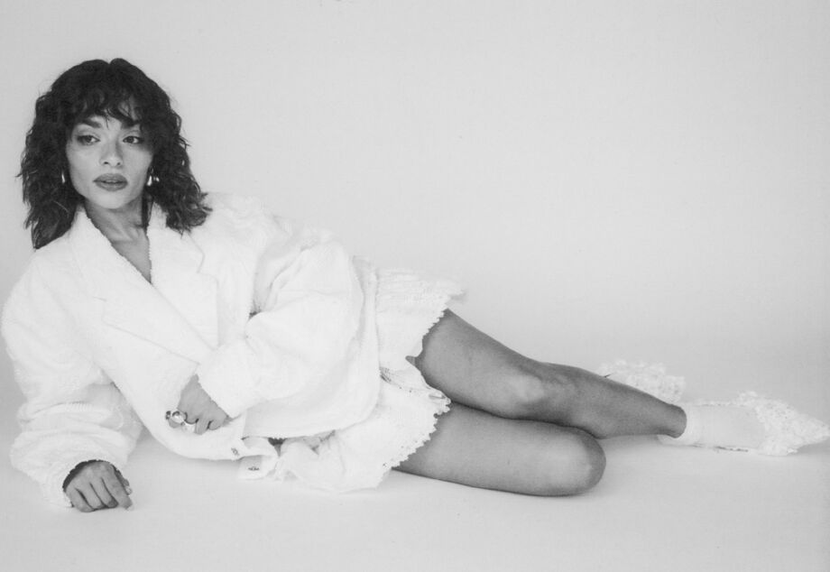 Casaco e saia, Béhen. Soutien, H&M. Joias, Tous.