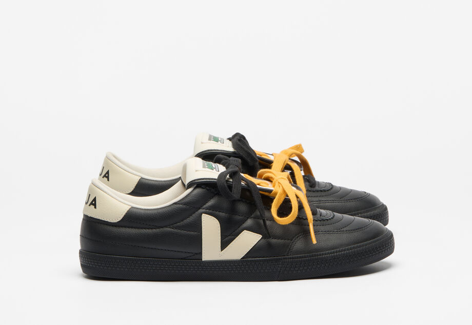 Panenka em preto com detalhes creme, € 200, Veja x Magliano 