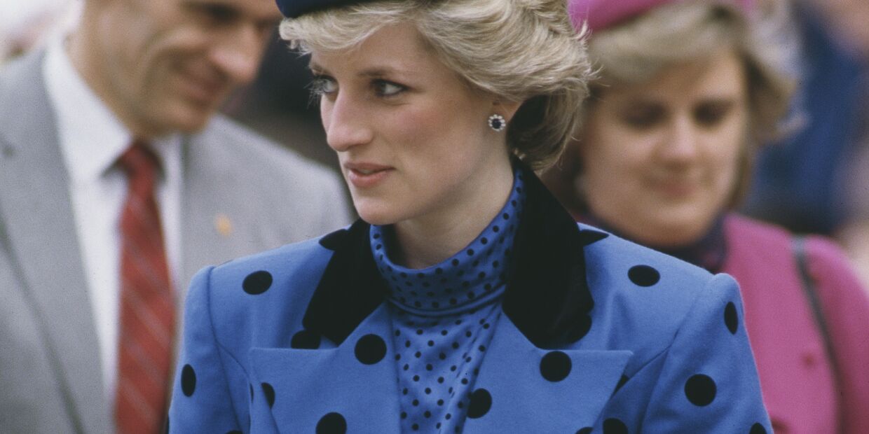 Diana, Princesa de Gales, a usar um fato de Jan Van Velden e um chapéu de Graham Boyd na Colúmbia Britânica, Canadá (1986)