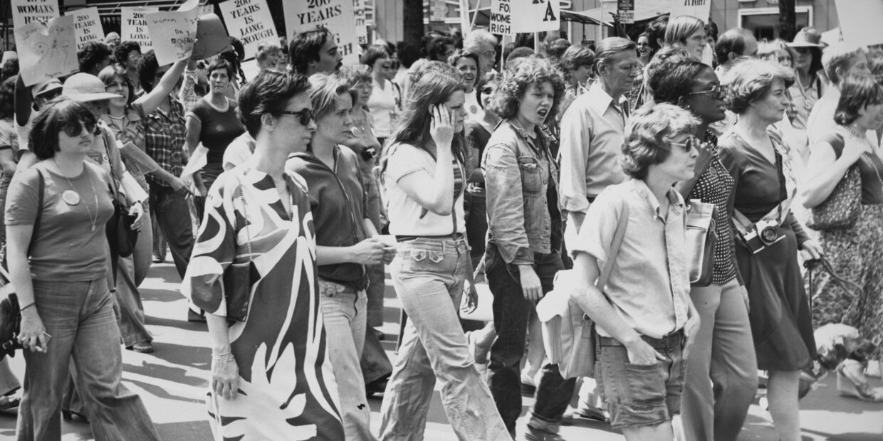 Manifestantes defendem direitos das mulheres e a igualdade em Nova Iorque, em 1976.