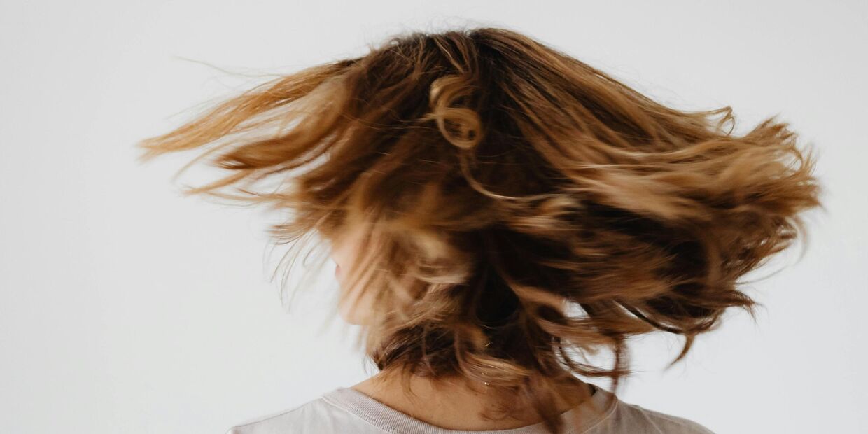 Cabelos brancos precoces: causas e possíveis reversões