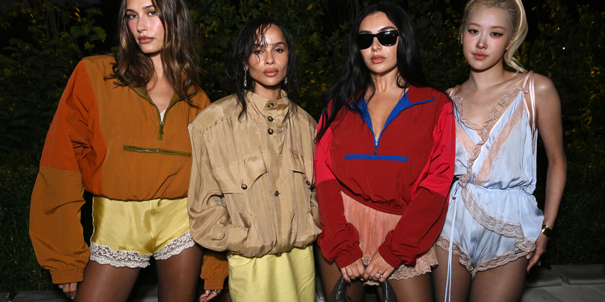 Hailey Bieber, Zoe Kravitz, Charli XCX e Rosé no desfile da Saint Laurent, com looks que podiam ter saido dos anos 80
