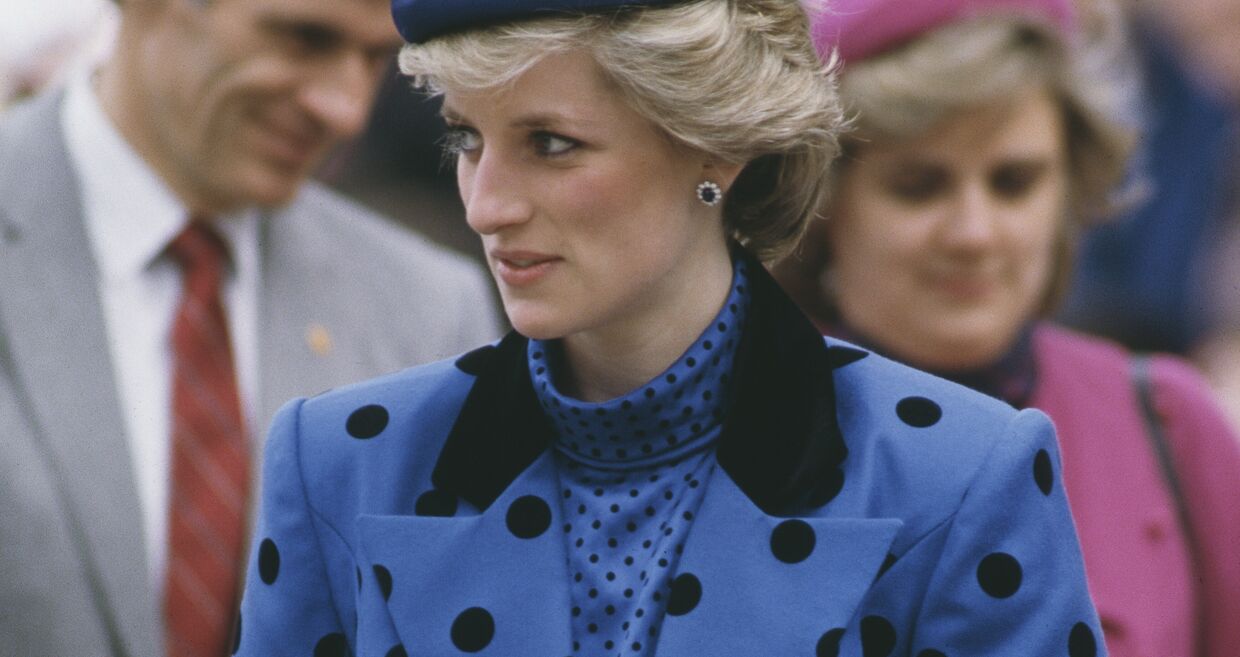 Diana, Princesa de Gales, a usar um fato de Jan Van Velden e um chapéu de Graham Boyd na Colúmbia Britânica, Canadá (1986)