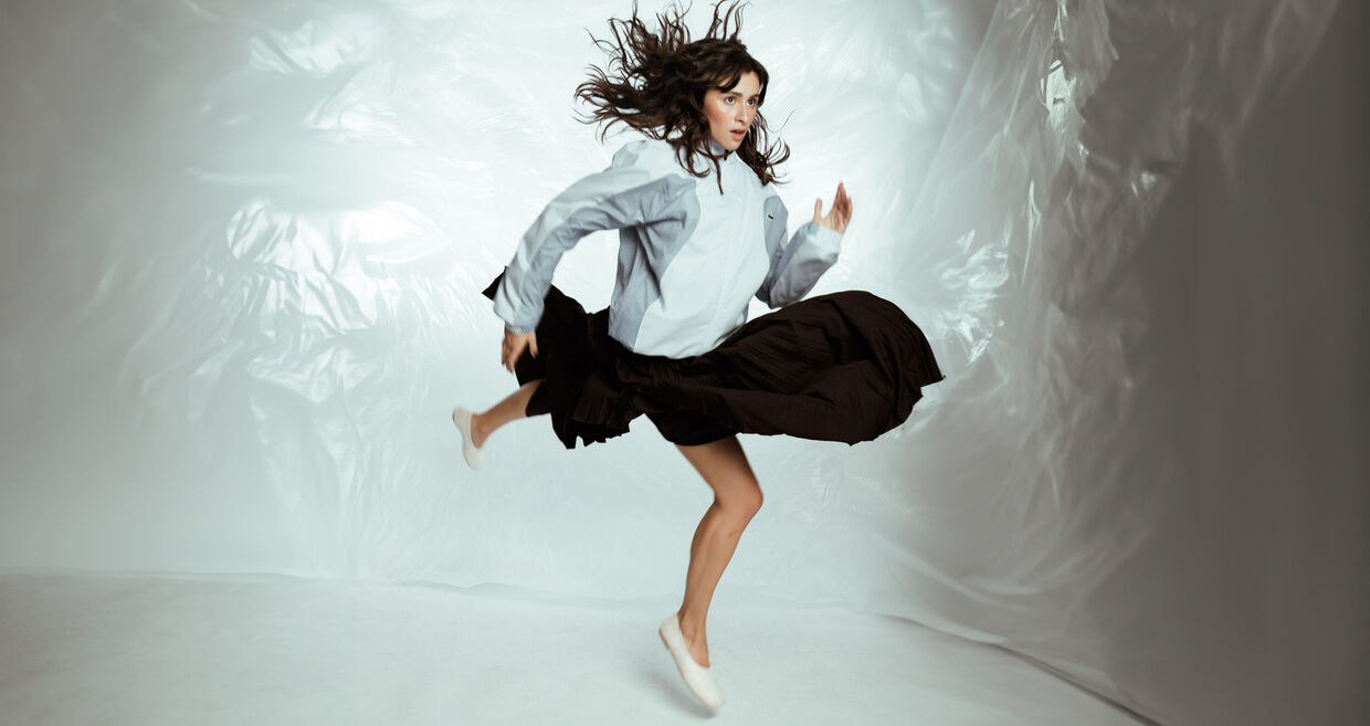 Casaco e saia, Lacoste. Sapatos, arquivo.