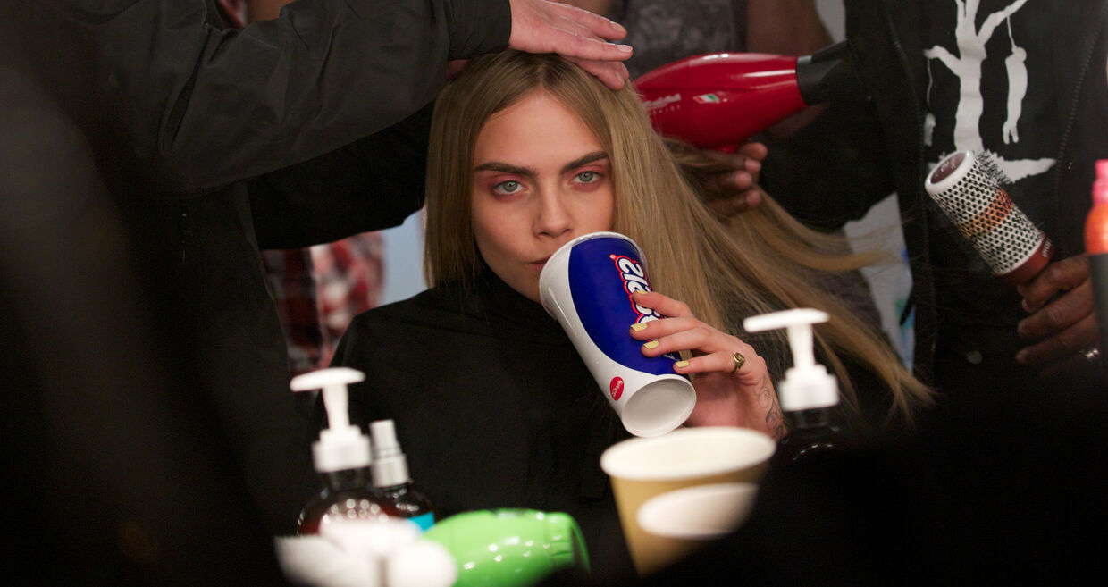 Cara Delevingne experimenta sérum capilar Phytophanere antes de chegar a Portugal