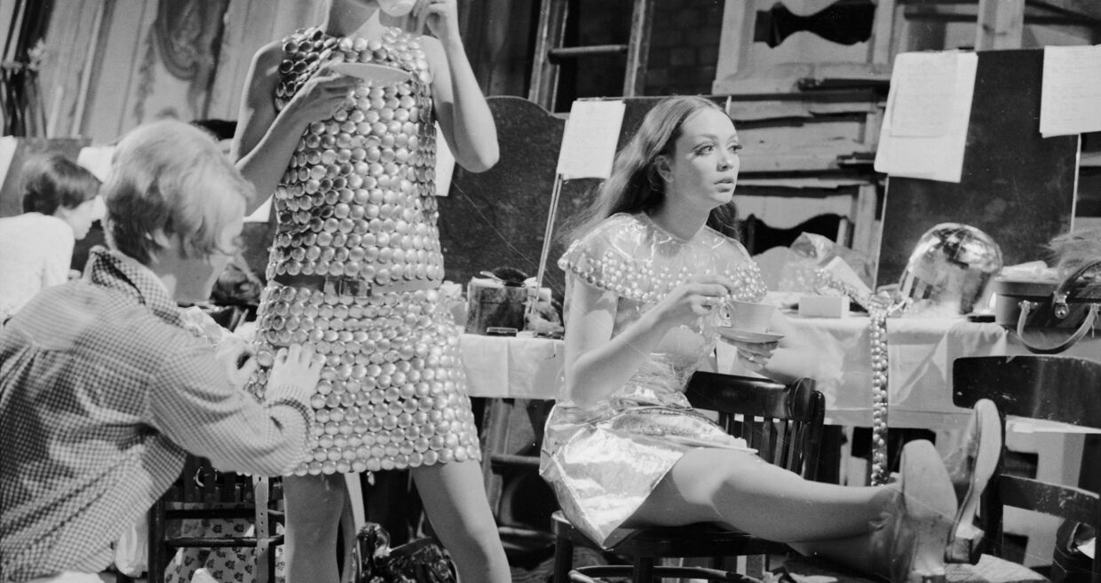 Mulheres com roupas distintas bebem chá numa pausa