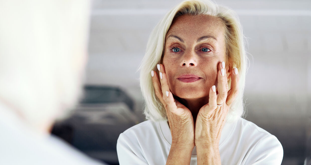 Disfarçar olheiras em pele madura com corretor: truques de maquilhador