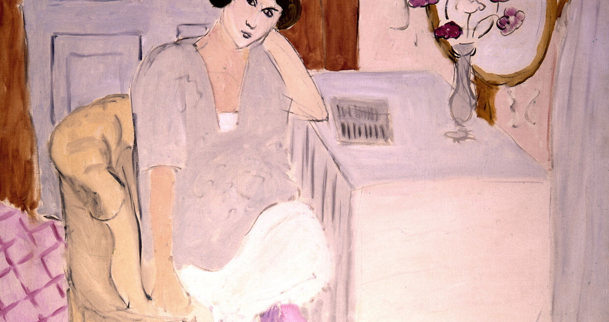 Pintura retrata mulher sentada, com flores e espelho, sob stress