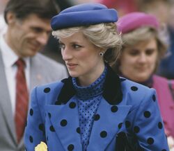 Diana, Princesa de Gales, a usar um fato de Jan Van Velden e um chapéu de Graham Boyd na Colúmbia Britânica, Canadá (1986)