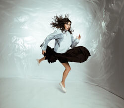 Casaco e saia, Lacoste. Sapatos, arquivo.