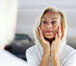 Disfarçar olheiras em pele madura com corretor: truques de maquilhador