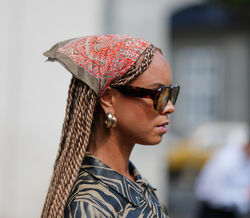 Bandana Paisley regressa à moda contemporânea após atravessar séculos e culturas