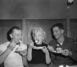 Marilyn Monroe come bolo com dois soldados