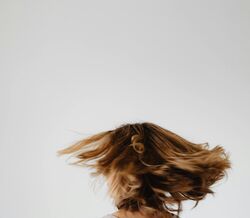 Cabelos brancos precoces: causas e possíveis reversões