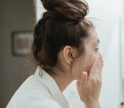 Desmaquilhantes à base de óleo garantem pele limpa, equilibrada e luminosa