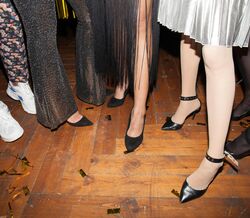 Diversidade de calçado para casamentos, desde ténis florais a saltos altos clássicos