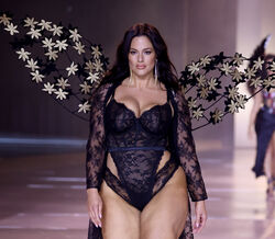 Ashley Graham no desfile da Victoria's Secret em 2024