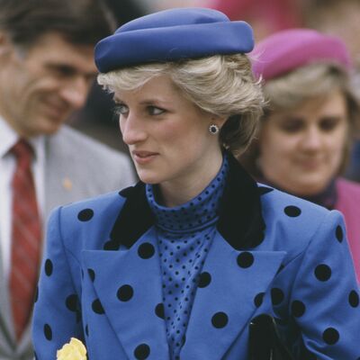 Diana, Princesa de Gales, a usar um fato de Jan Van Velden e um chapéu de Graham Boyd na Colúmbia Britânica, Canadá (1986)