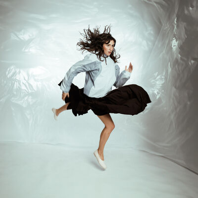 Casaco e saia, Lacoste. Sapatos, arquivo.