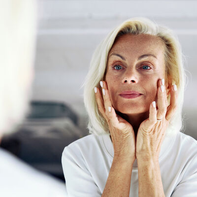 Disfarçar olheiras em pele madura com corretor: truques de maquilhador