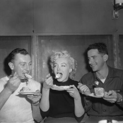 Marilyn Monroe come bolo com dois soldados