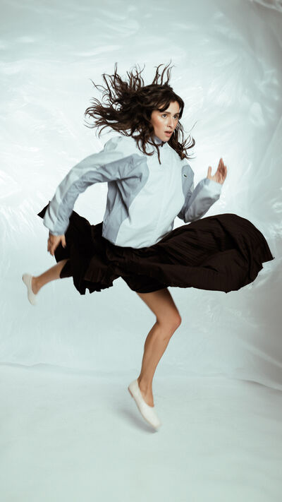 Casaco e saia, Lacoste. Sapatos, arquivo.