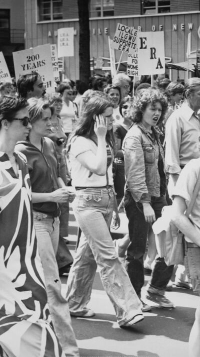 Manifestantes defendem direitos das mulheres e a igualdade em Nova Iorque, em 1976.