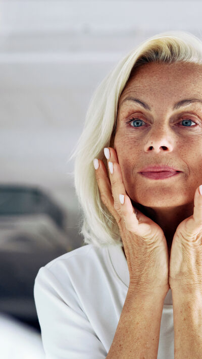 Disfarçar olheiras em pele madura com corretor: truques de maquilhador