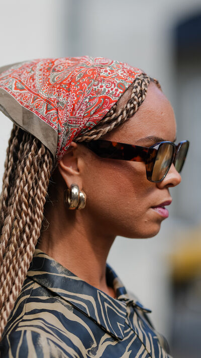 Bandana Paisley regressa à moda contemporânea após atravessar séculos e culturas