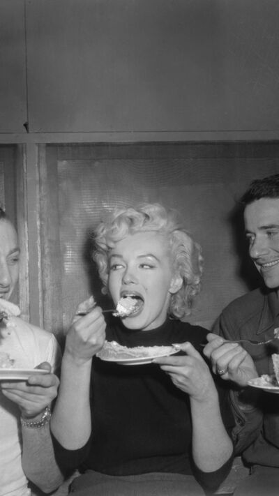 Marilyn Monroe come bolo com dois soldados