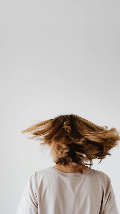 Cabelos brancos precoces: causas e possíveis reversões